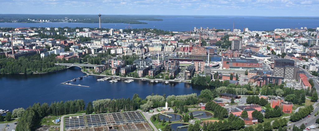 Ilmakuva Tampereen keskustasta. Viinikanlahden puhdistamo kuvassa etualalla.